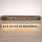 Frase Iluminada de Presença - Rir é um Ato de Resistência