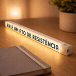 Frase Iluminada de Presença - Rir é um Ato de Resistência - Imagem 2